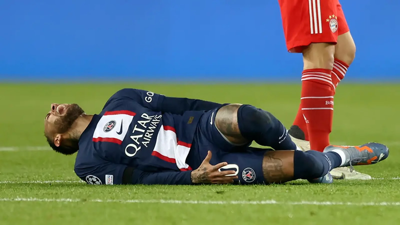 Neymar caído em campo Neymar caído em campo